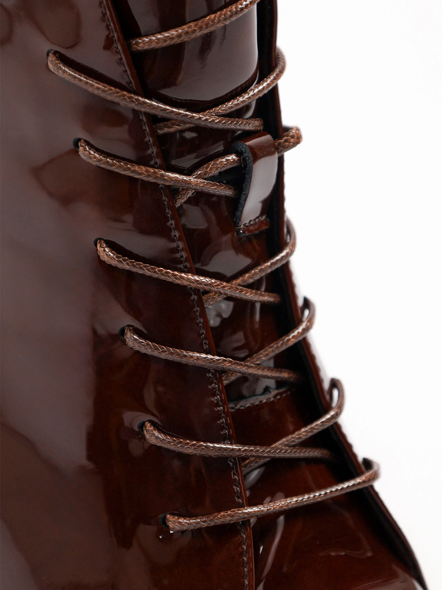 Ботильоны лакированные бордового цвета со шнуровкой на высоком каблуке